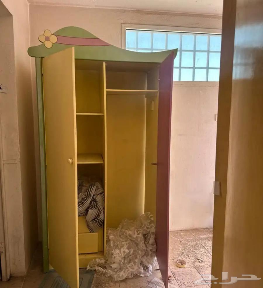 اثنين دولايب شبه جديد بسعر مناسب ع السوم64555828585859110