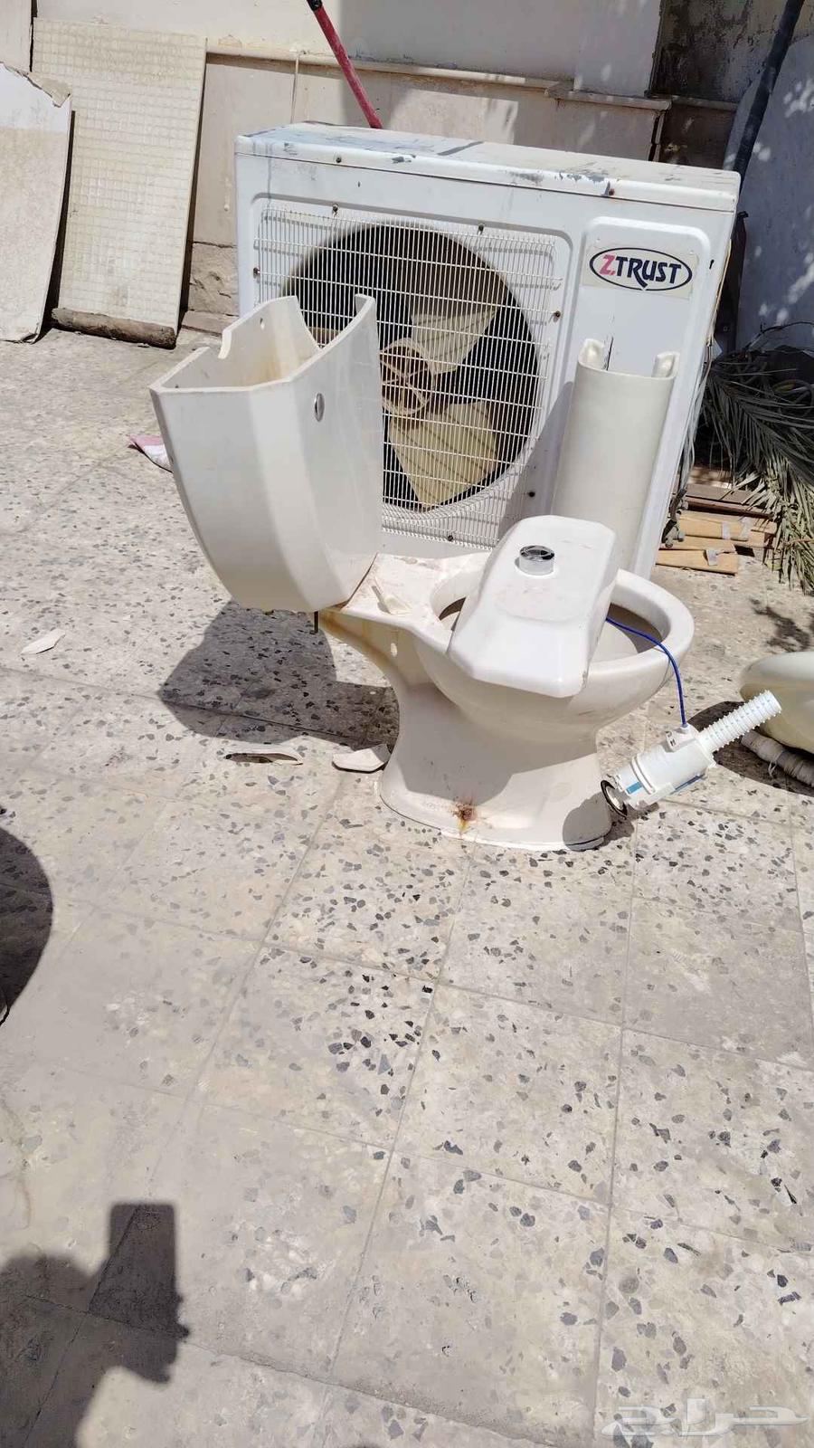 كرسي حمام مع مغسله وباب خشبي ومرأه زجاجيه64557203120258113