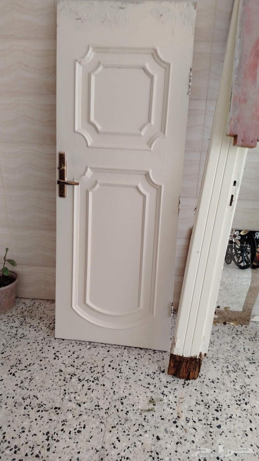 كرسي حمام مع مغسله وباب خشبي ومرأه زجاجيه64557203120258110