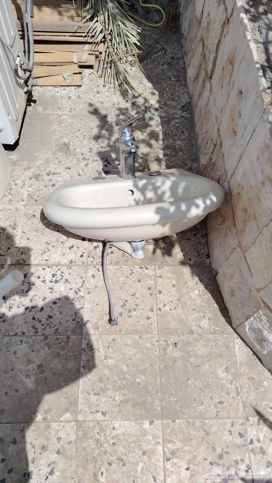 كرسي حمام مع مغسله وباب خشبي ومرأه زجاجيه64557203120258111