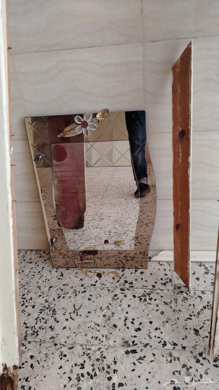 كرسي حمام مع مغسله وباب خشبي ومرأه زجاجيه64557203120258112