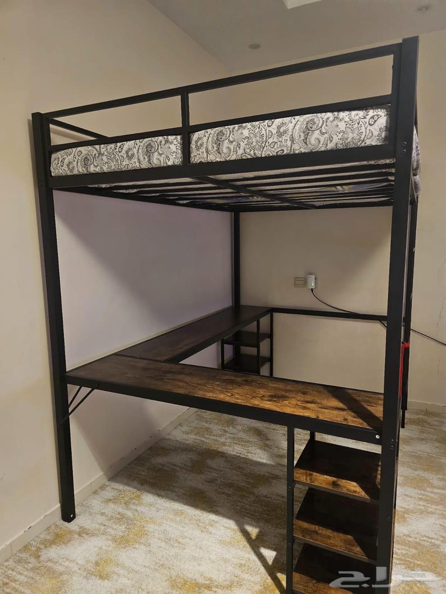 Bed and Desk64559771367426113