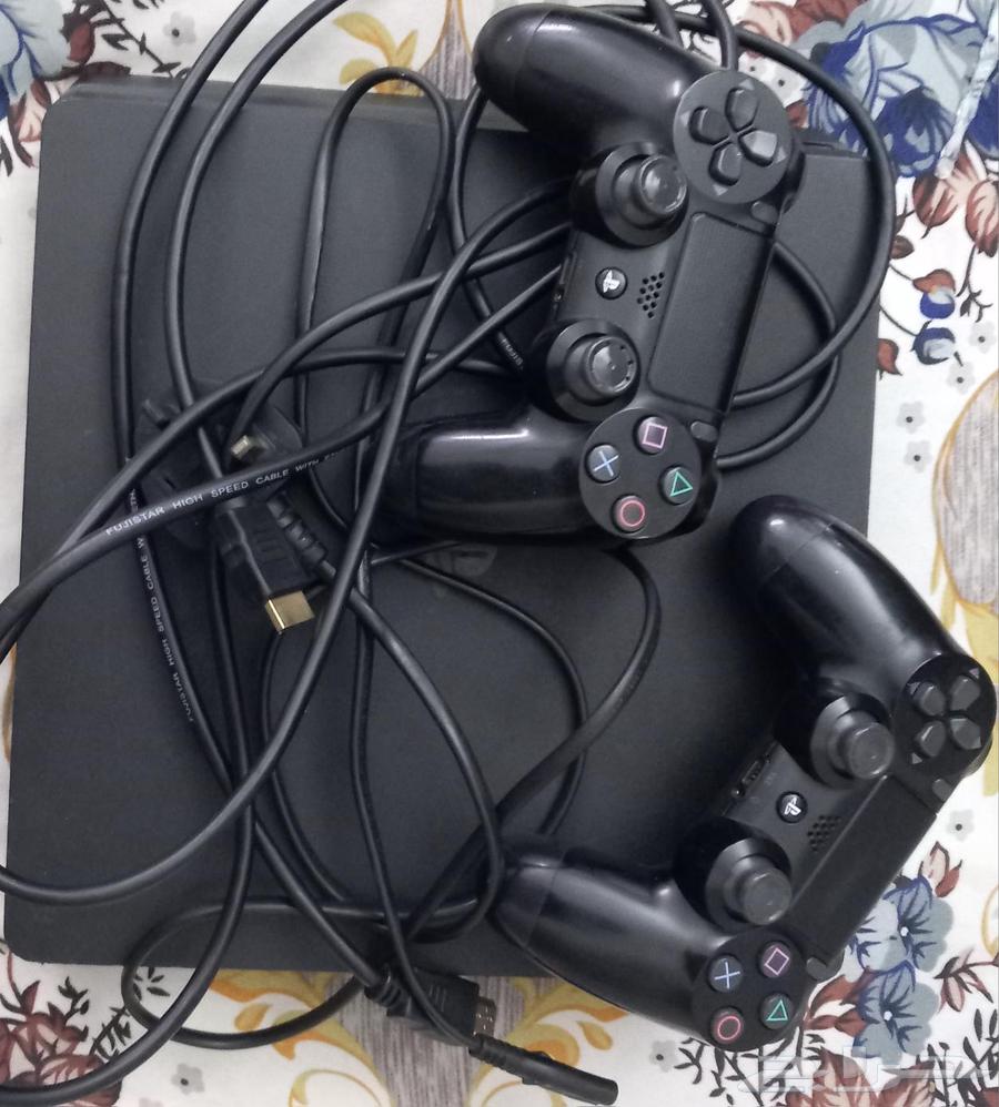 Sony 4 with two original controllers and cables, price 70064561362050306111