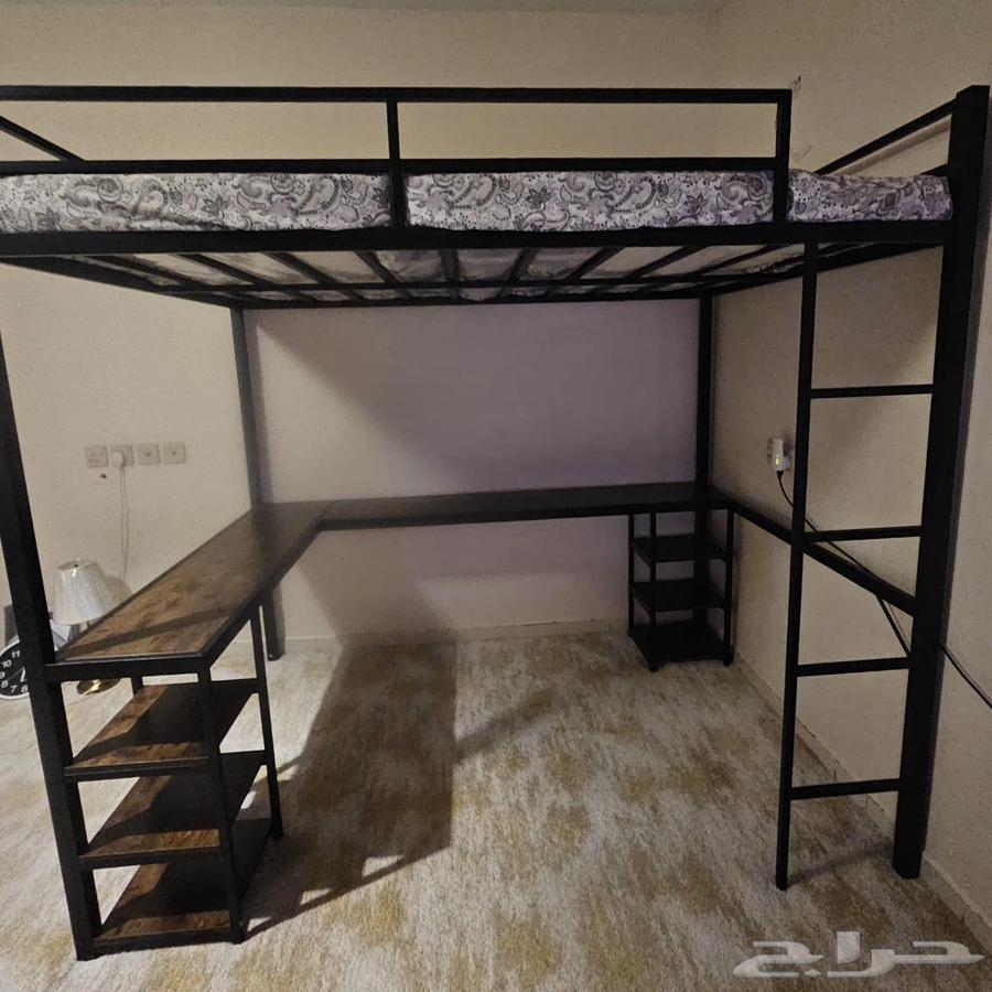 Bed and Desk64559771367426112