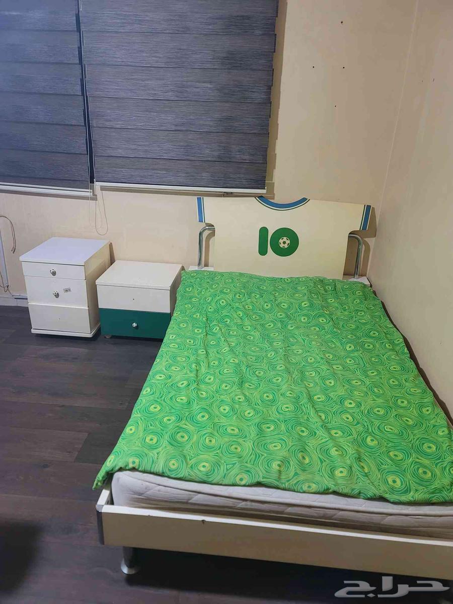 للبيع سرير مقاس مفرد ونص مع 2 كومدينا64561768518403110