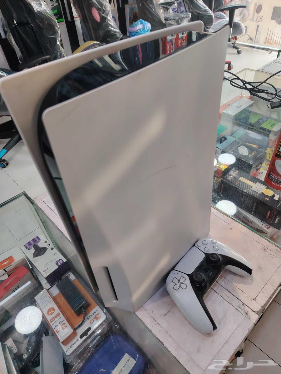 Sony 5 device used lightly with CD, two hands and FIFA 2364556483854595112