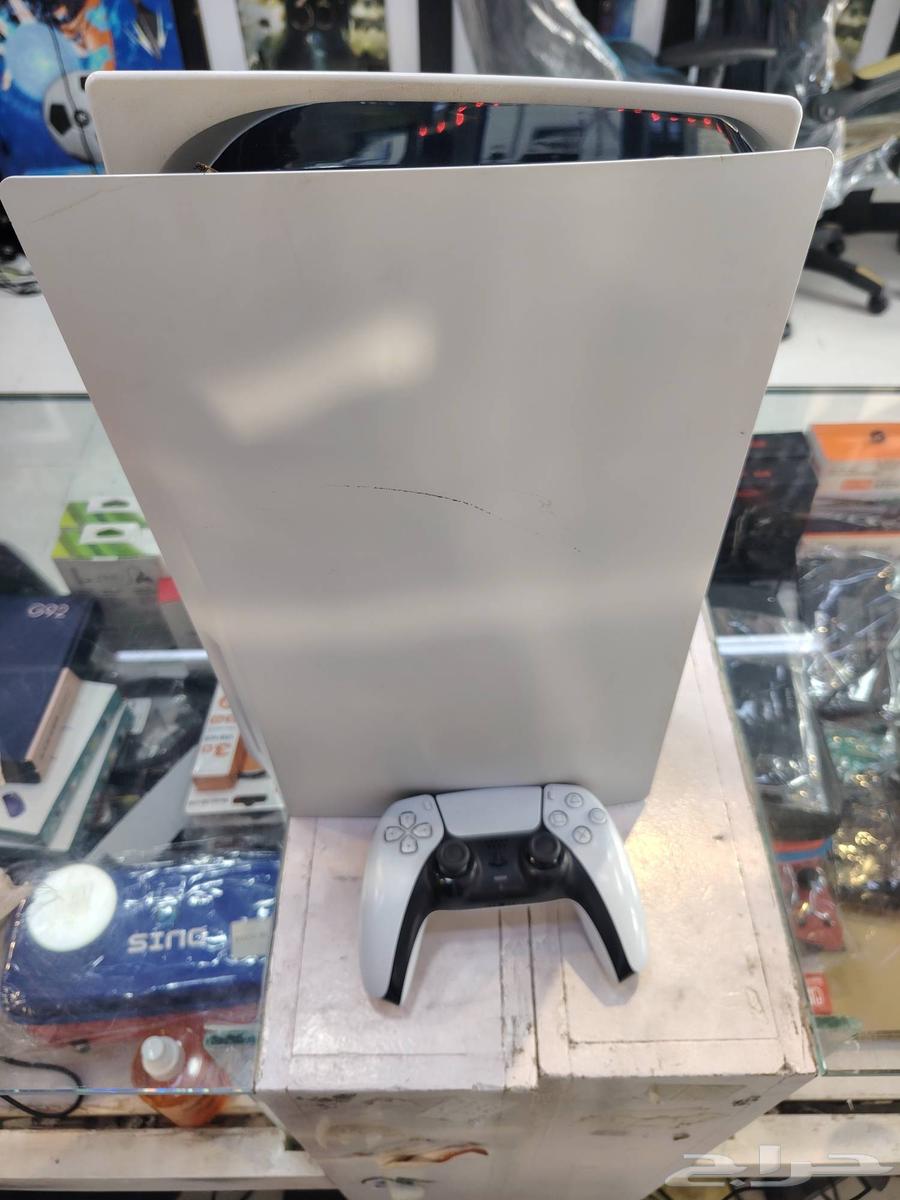 Sony 5 device used lightly with CD, two hands and FIFA 2364556483854595111