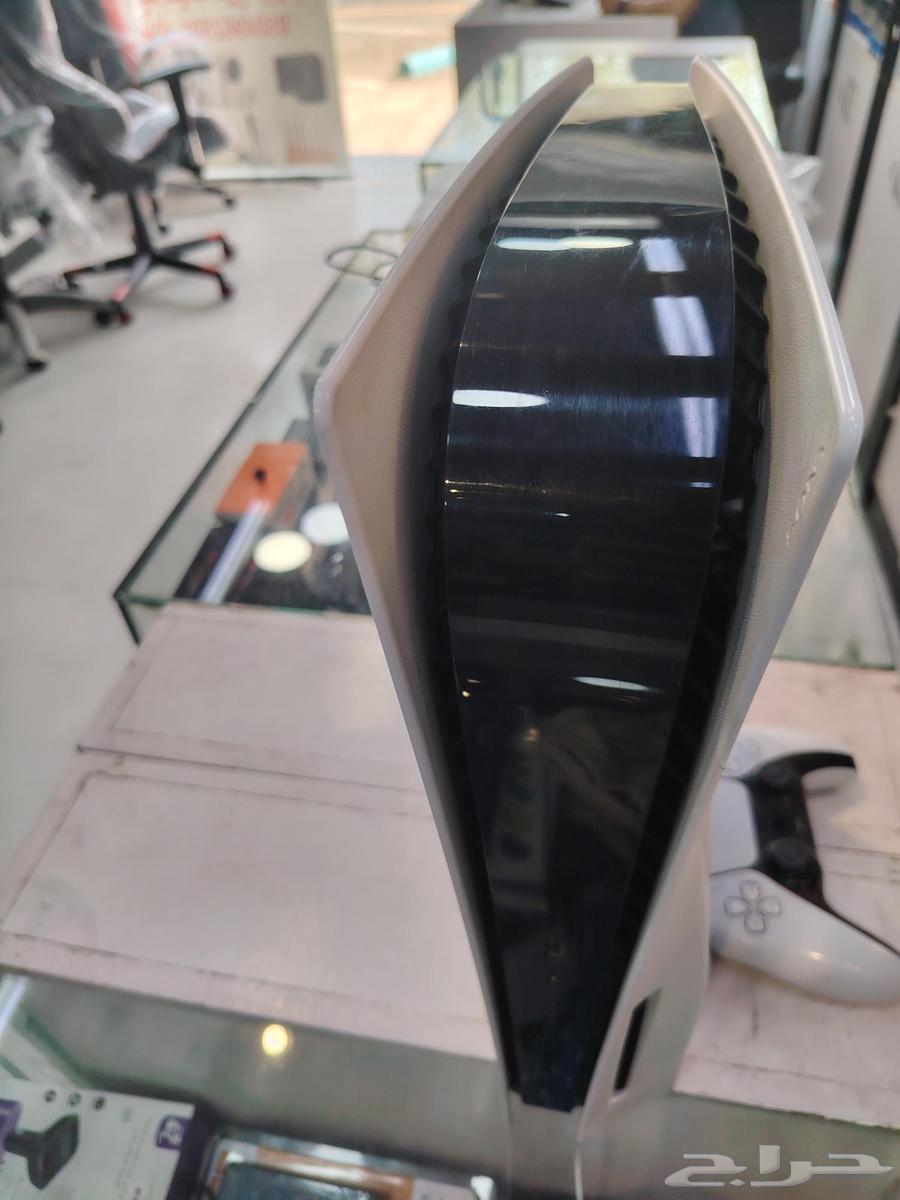 Sony 5 device used lightly with CD, two hands and FIFA 2364556483854595110