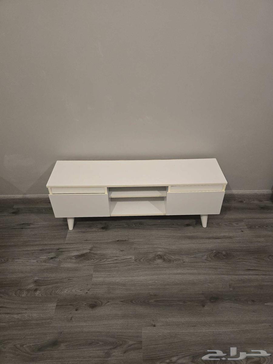 طاولة تلفاز الحالة مثالية اللون ابيض سبب البيع عدم احتياجه64560544486275110