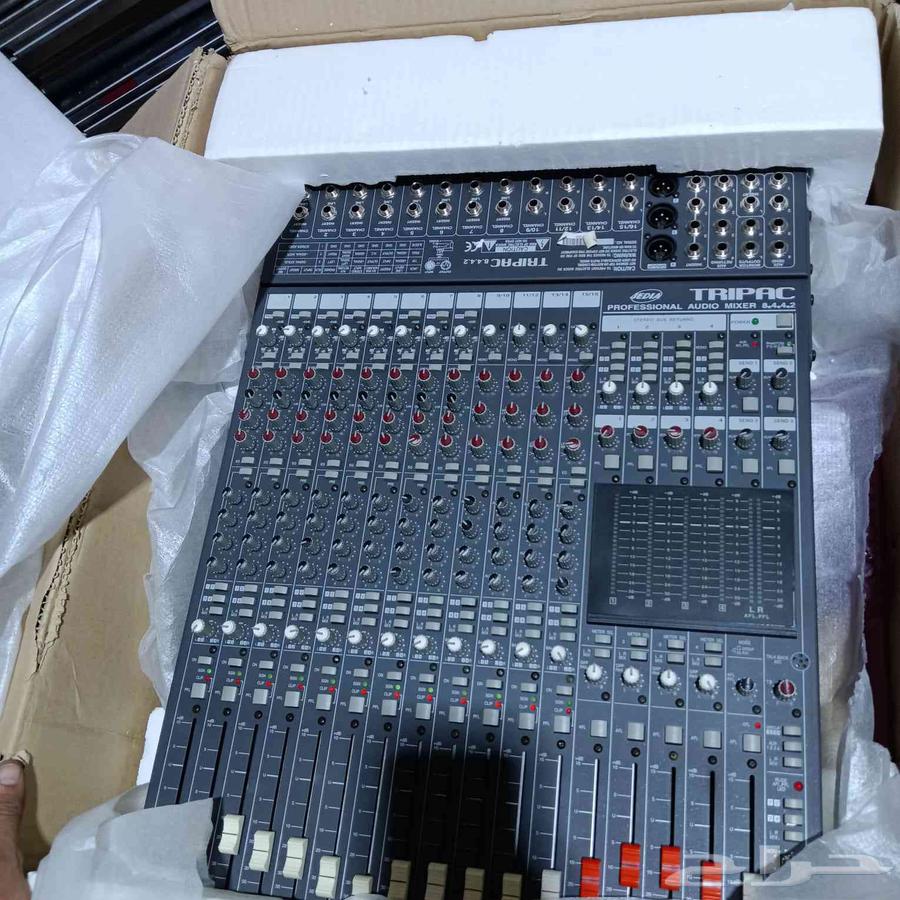 Audio devices, amplifiers, and headphones64562600780547110