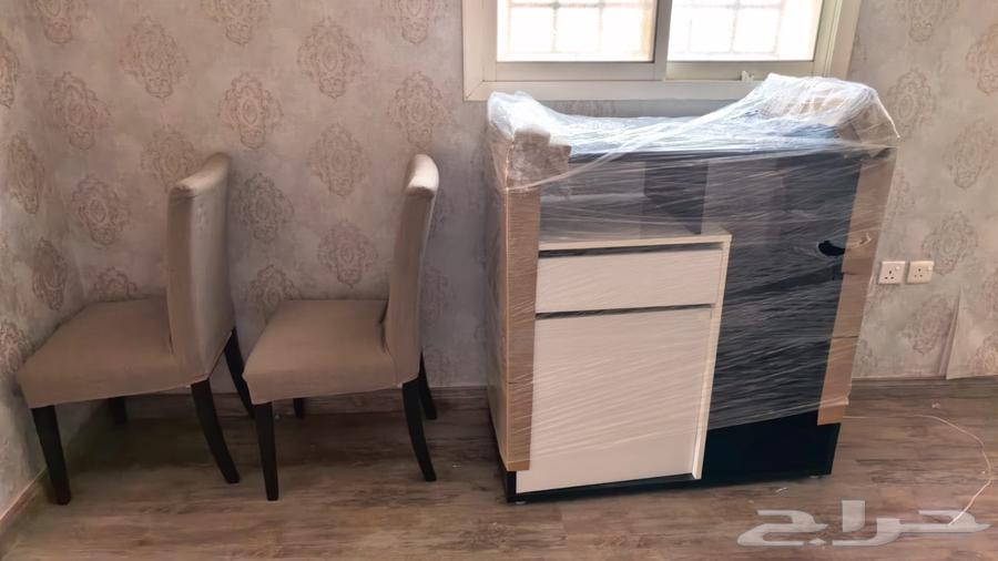 للبيع بشكل عاجل 60 ريال دولاب نظيف جدا مع كرسيين اليوم فقط64559015195651110