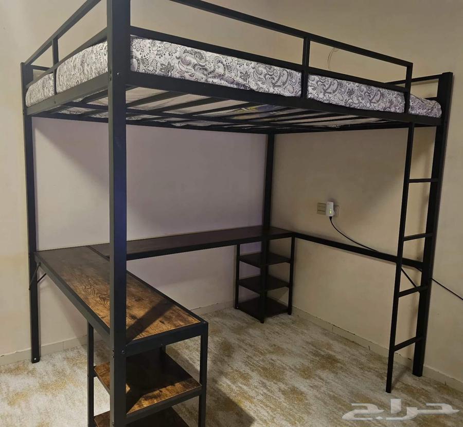 Bed and Desk64559771367426111