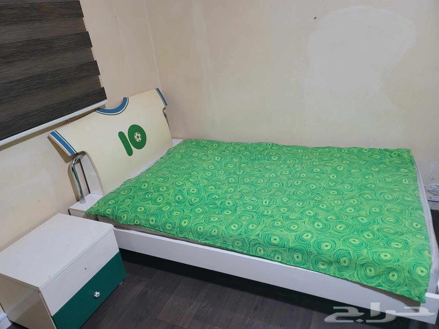 للبيع سرير مقاس مفرد ونص مع 2 كومدينا64561768518403114