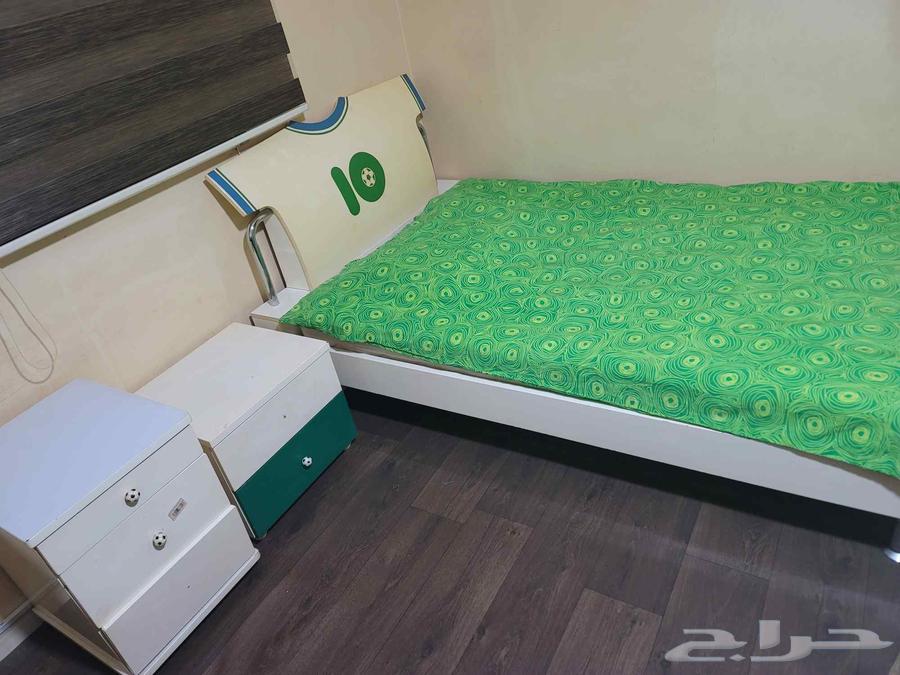 للبيع سرير مقاس مفرد ونص مع 2 كومدينا64561768518403112