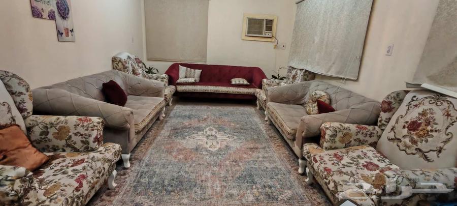 11-person sofa in good condition, only one chair needs repair along with the carpet and set64559112876545110