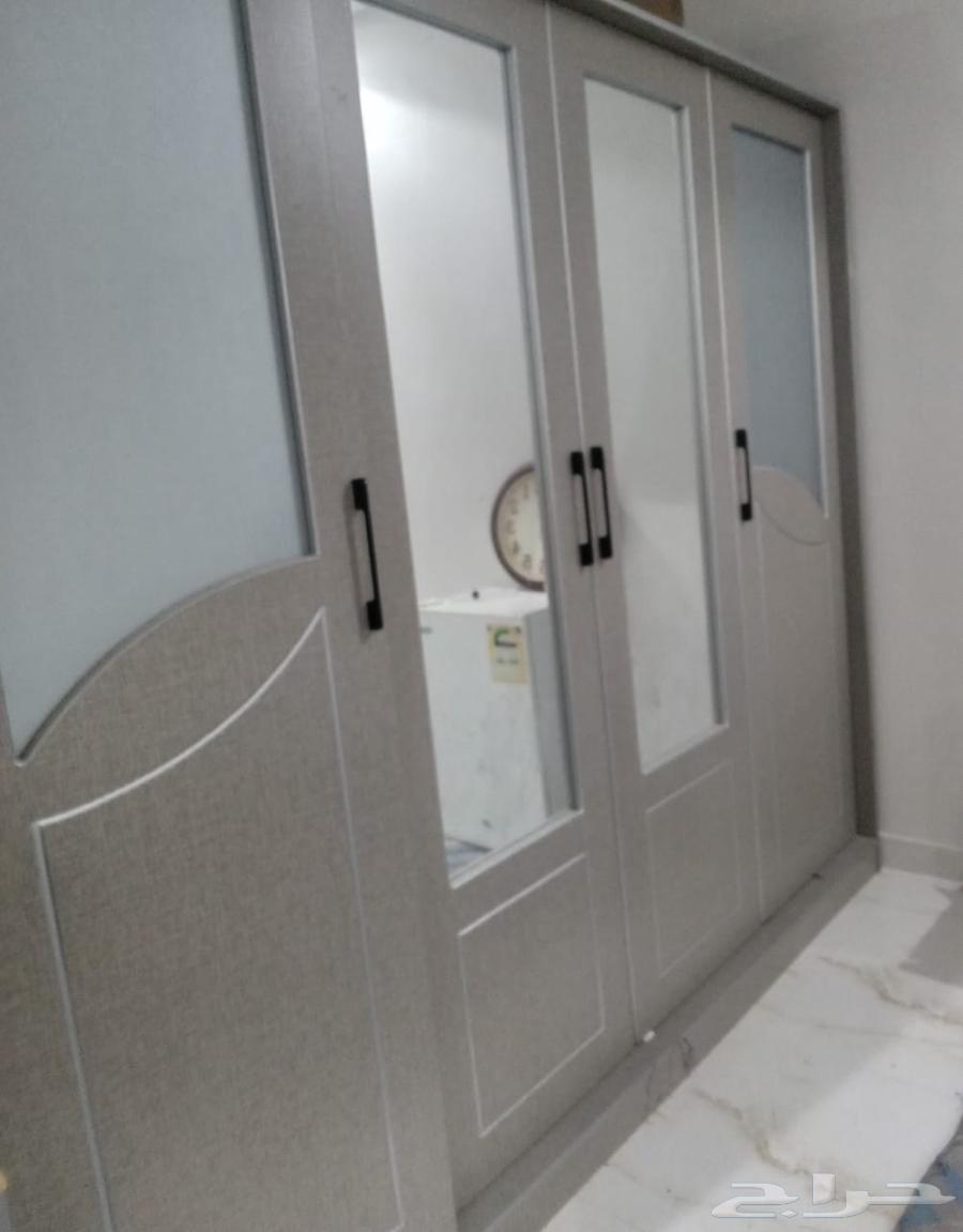 غرفة نوم مكونه من سرير ودولاب وكمودينتين64569261497217113