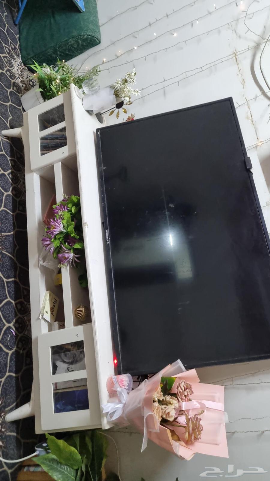 Screen with table64562993071618110