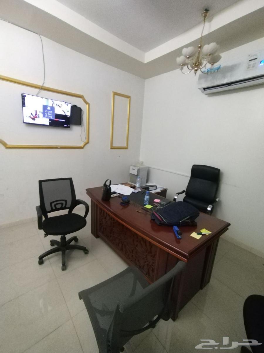 اثاث مكتبي للبيع بحاله ممتازه جدا وفخم والمكتب ايضا للتنازل64563674656003110