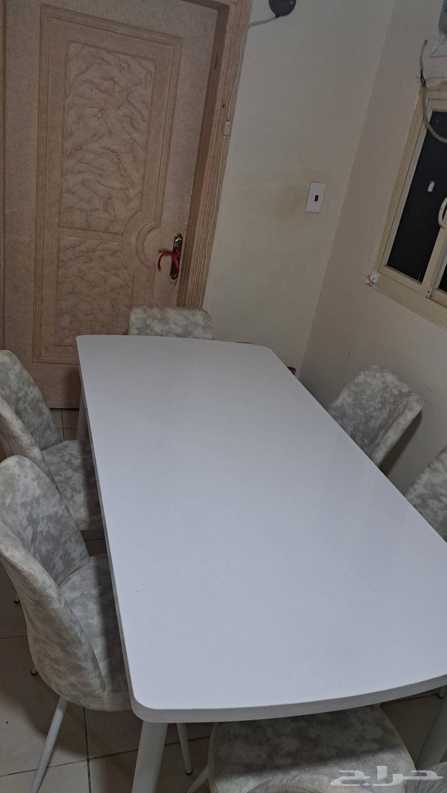 Dining table with 6 chairs64569589984001110