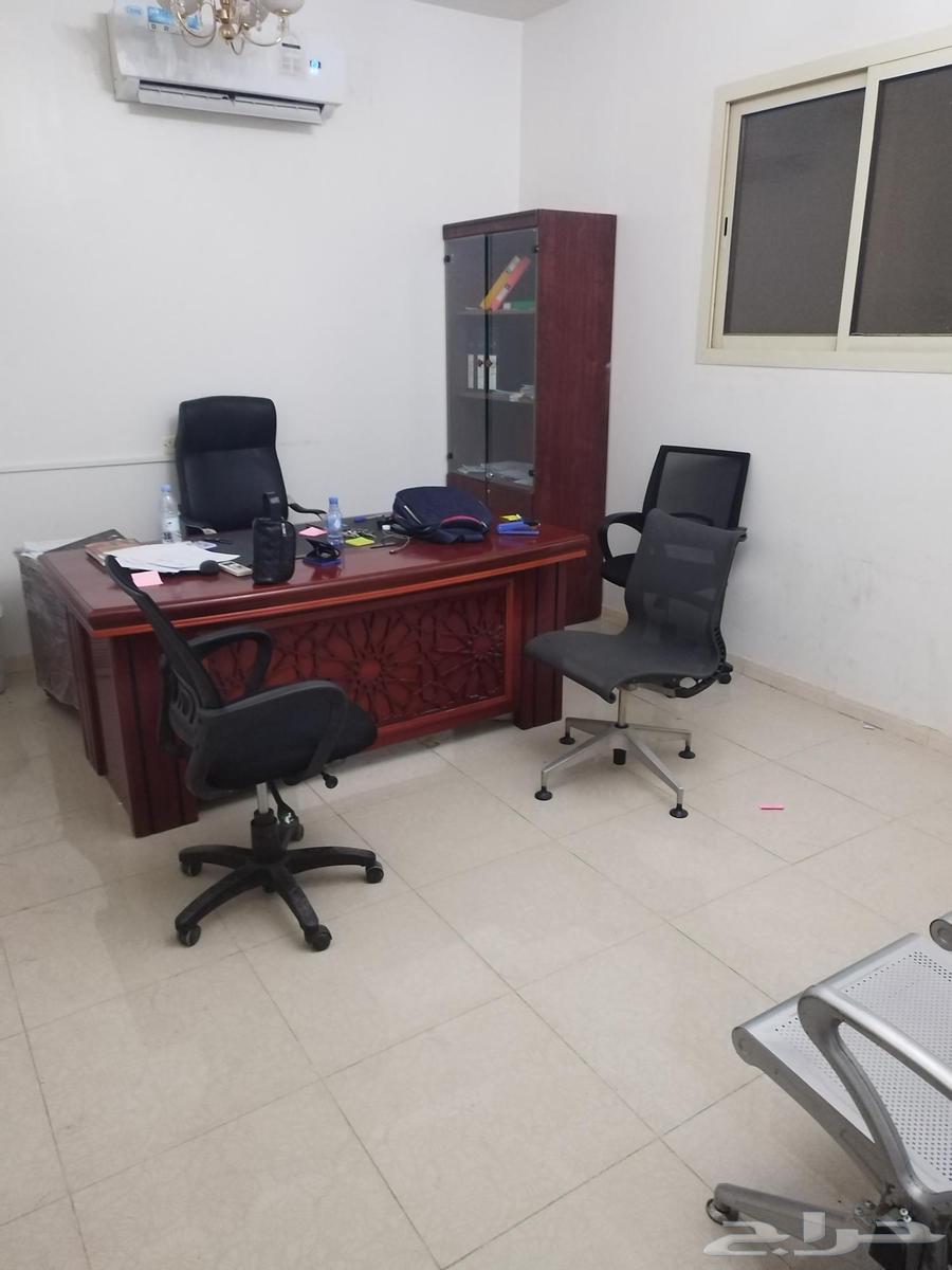 اثاث مكتبي للبيع بحاله ممتازه جدا وفخم والمكتب ايضا للتنازل64563674656003112