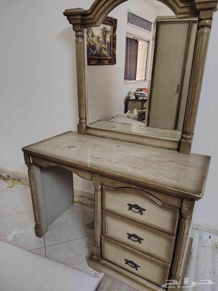 للبيع دولاب وتسريحه وكومدينه64563062593411111