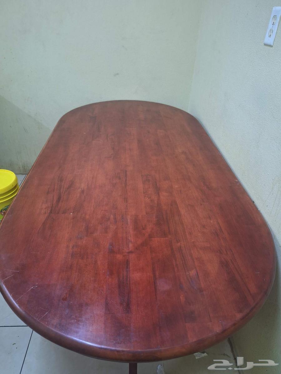 طاولة خشب ممتازة وبحالة ممتازة للبيع64564518011651111