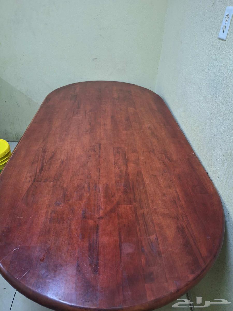 طاولة خشب ممتازة وبحالة ممتازة للبيع64564518011651110