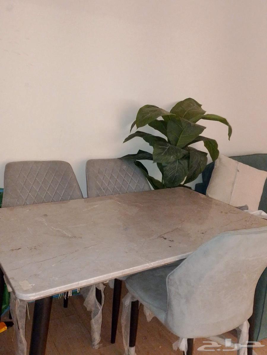 Dining table with 4 marble chairs64563131934083110