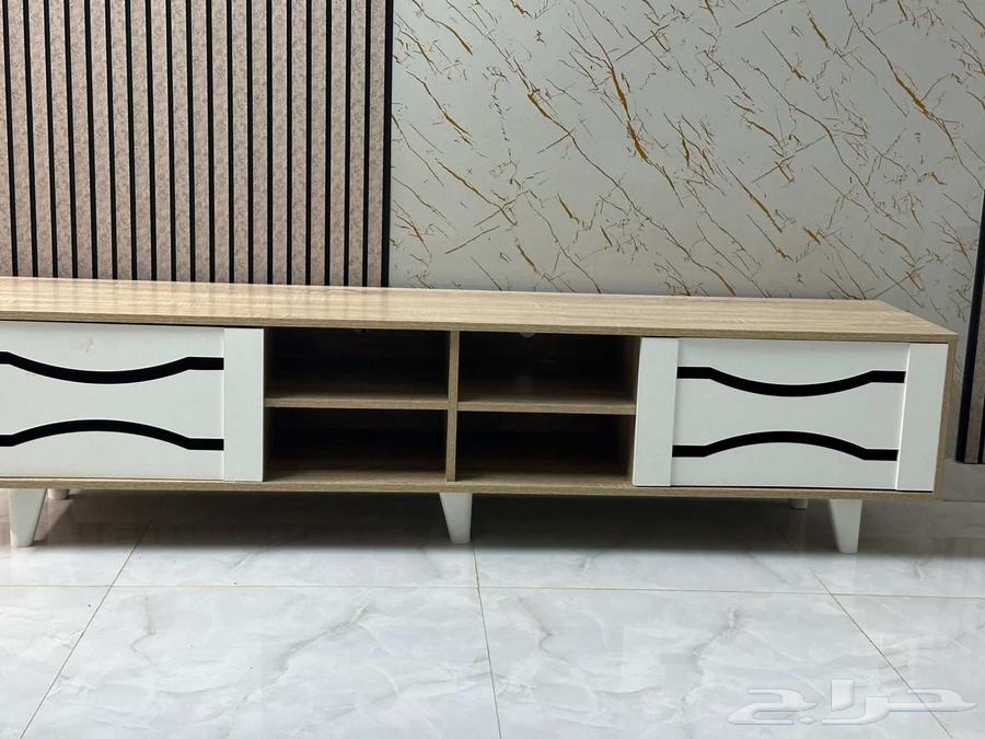 طاولة شاشه ومرايه للبيع64571161651714110