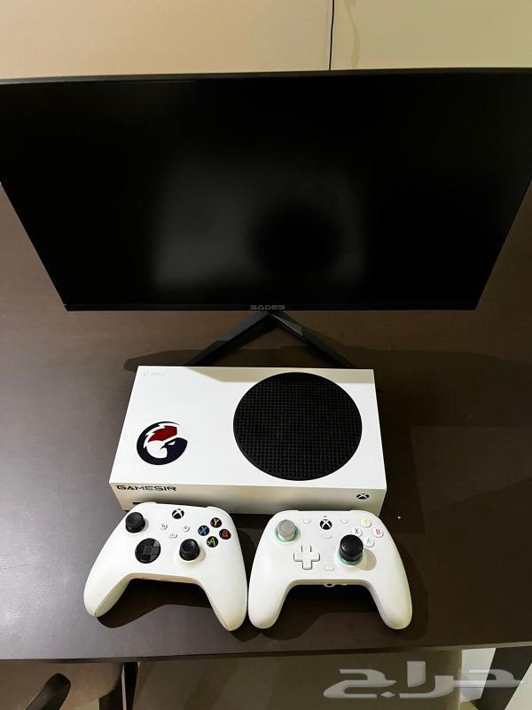 Xbox Series S with professional controller and screen64564476386050110