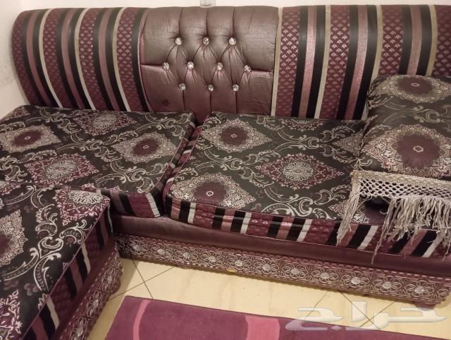 Sofa for urgent sale due to moving for 300, the sofa is in good condition64567877927171112