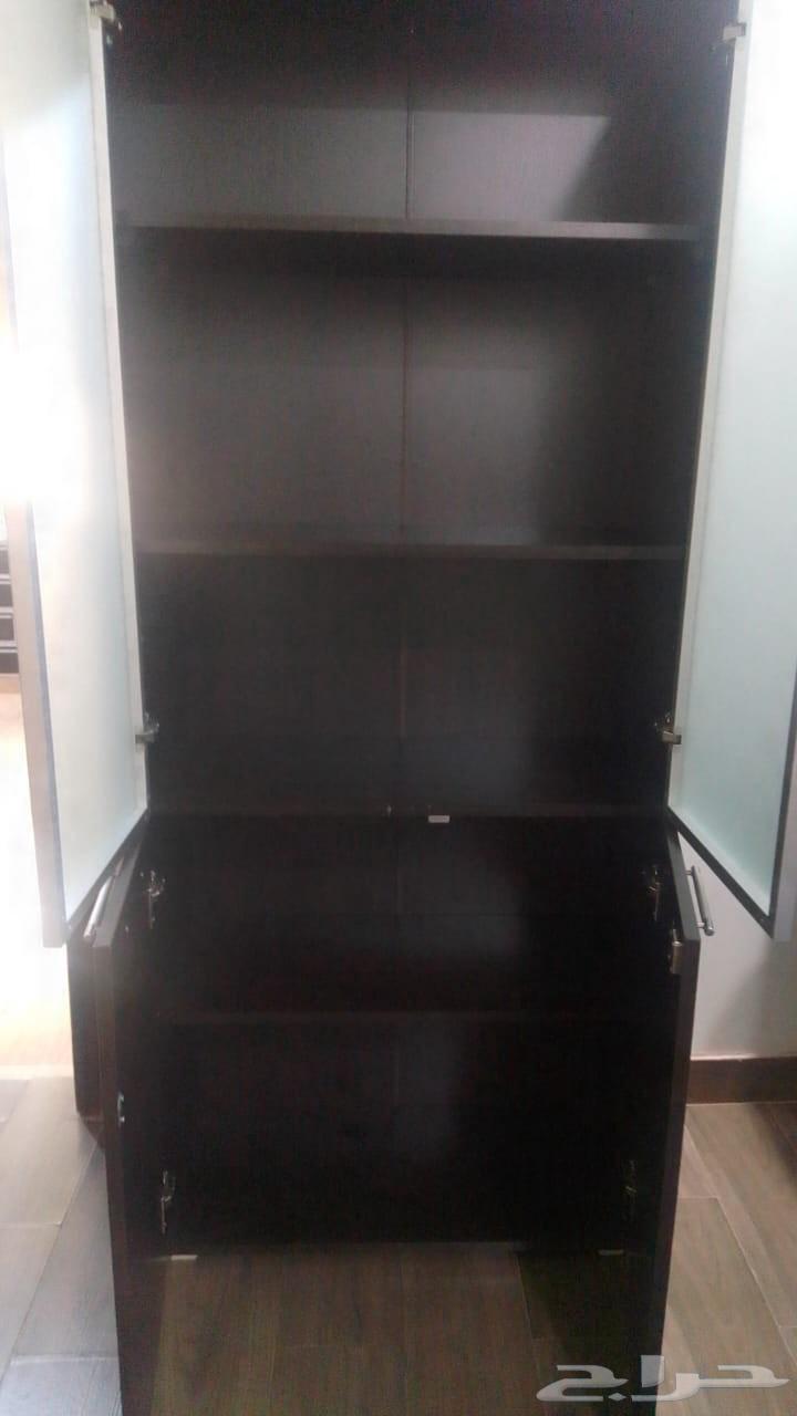 دولاب ومكتب بحالة ممتازة للبيع64564531936385111