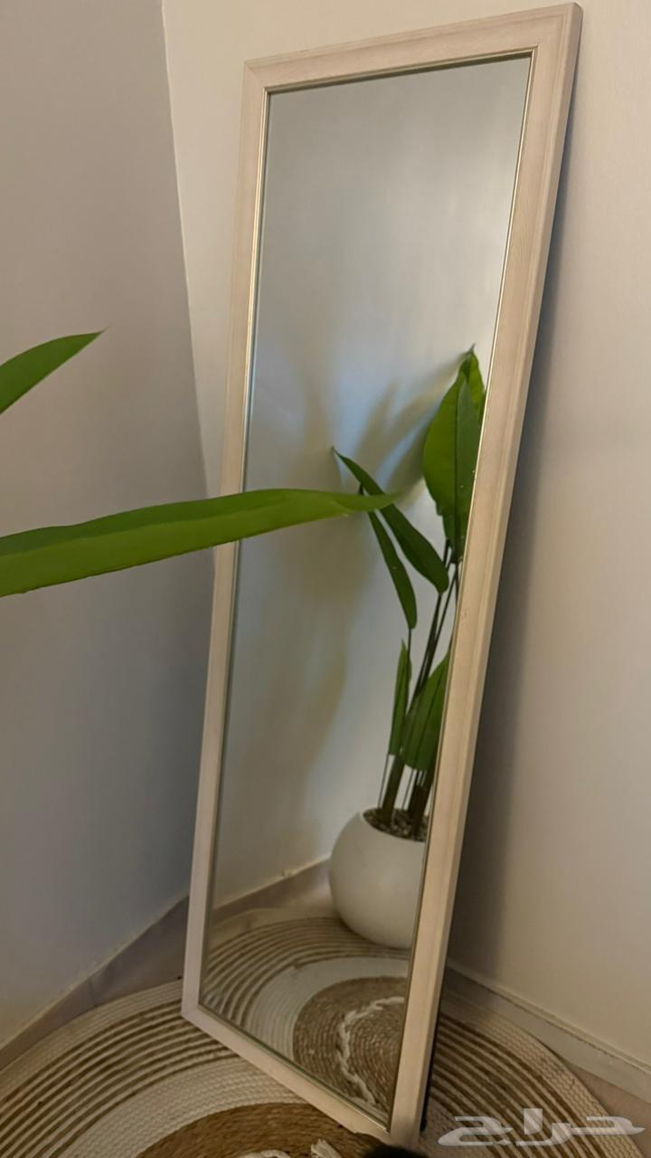 طاولة شاشه ومرايه للبيع64571161651714111