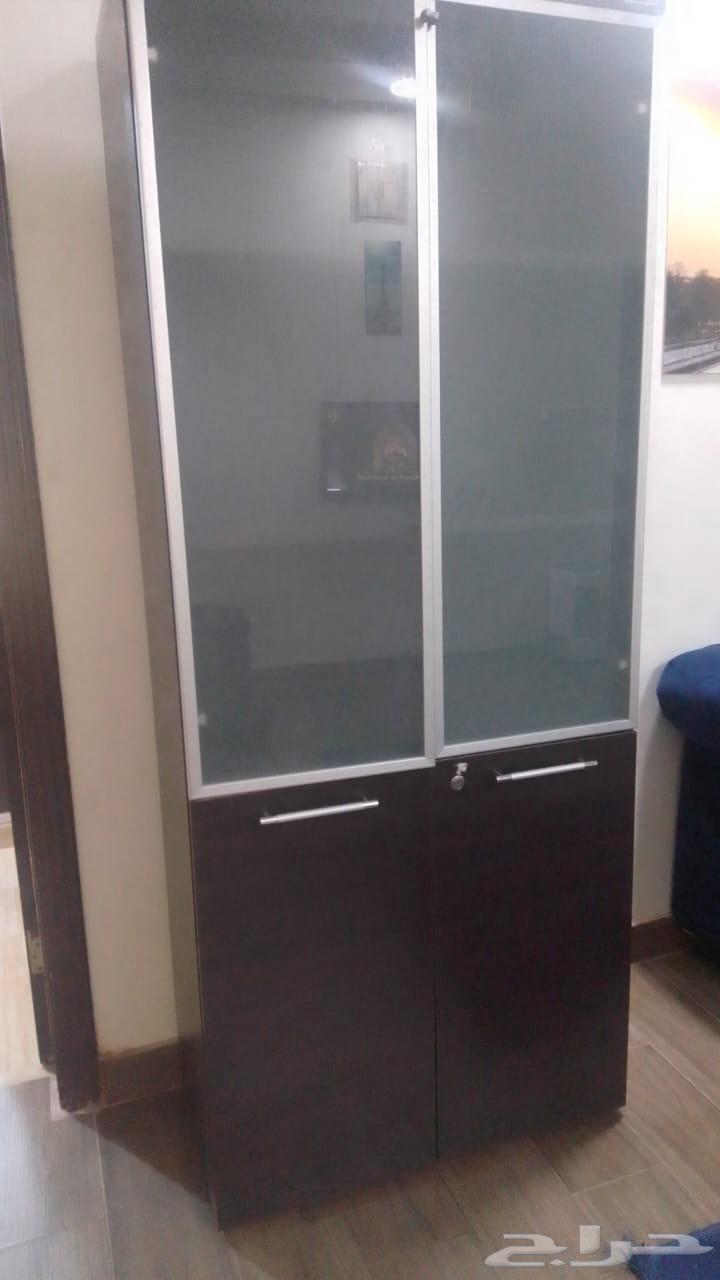 دولاب ومكتب بحالة ممتازة للبيع64564531936385112