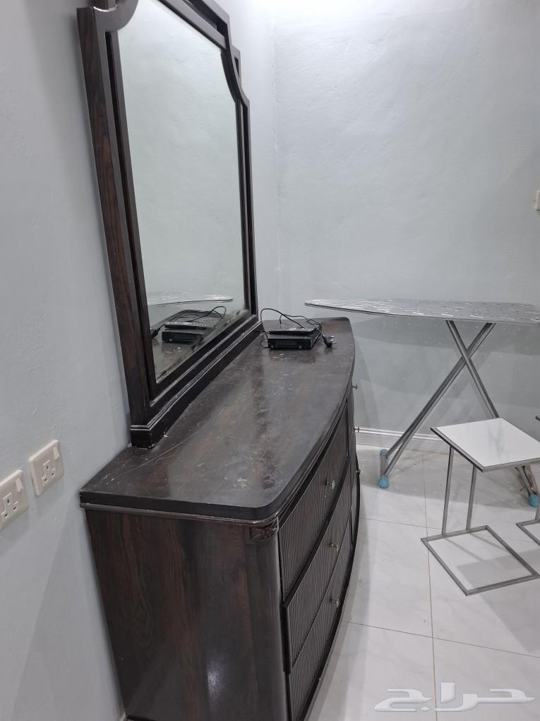 يوجد اثاث للبيع في حالة جيده64564074303490113