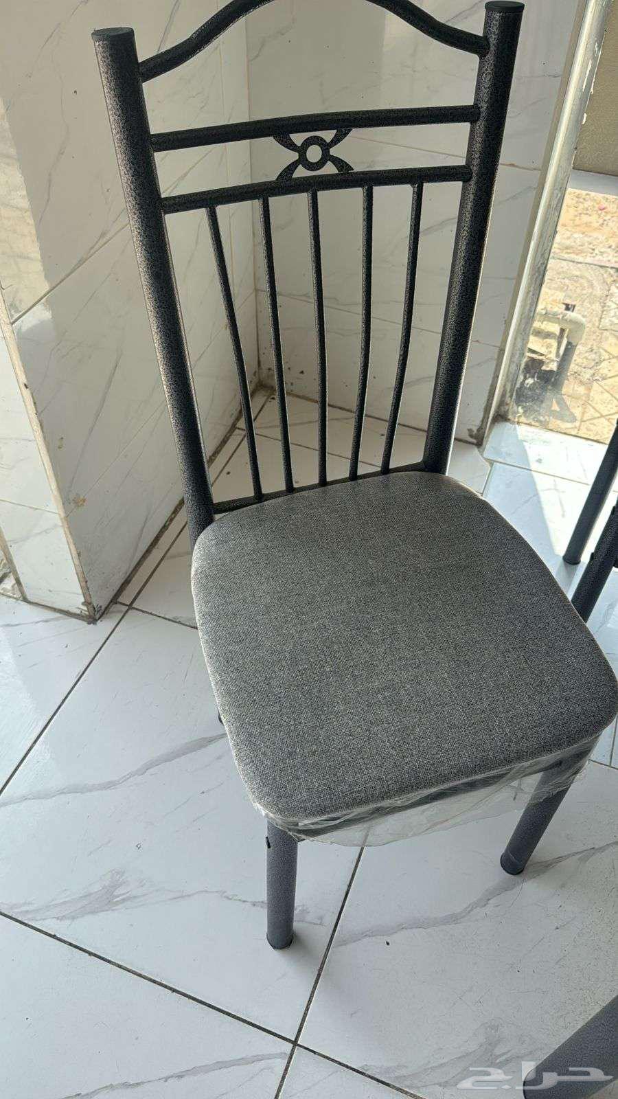 طاوله مع اربع كرسي64566203294465111