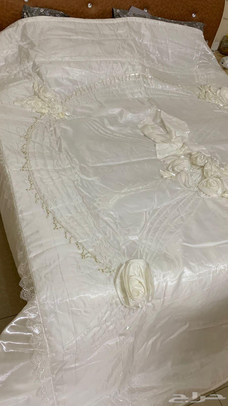 Items for sale: TV, bed sheet, table64565522359297112