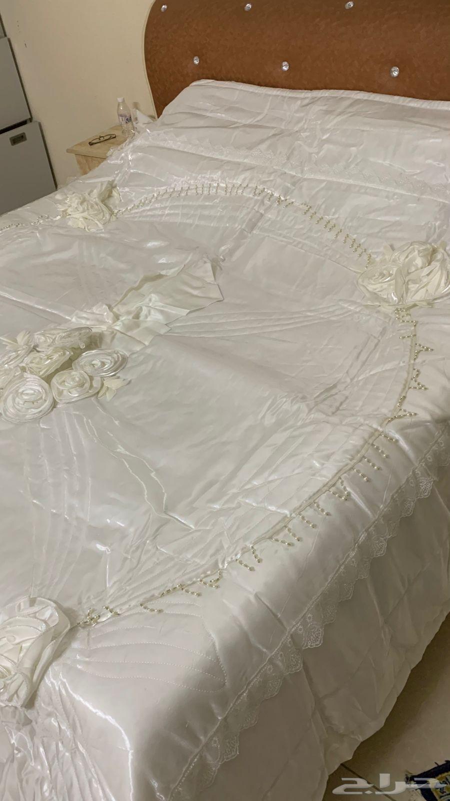 Items for sale: TV, bed sheet, table64565522359297113