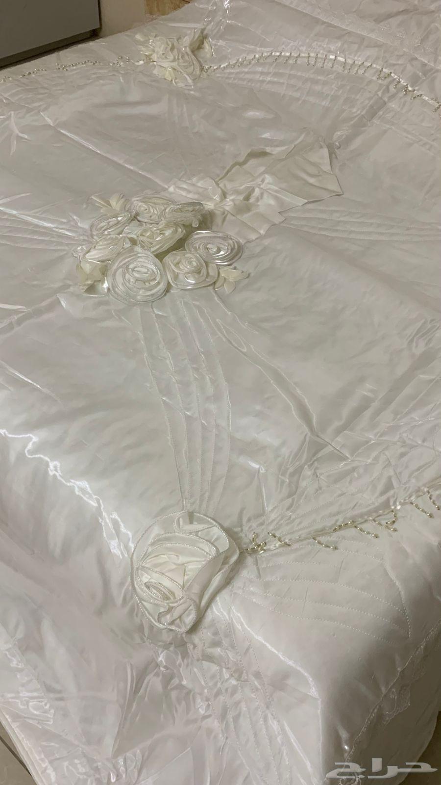 Items for sale: TV, bed sheet, table64565522359297114