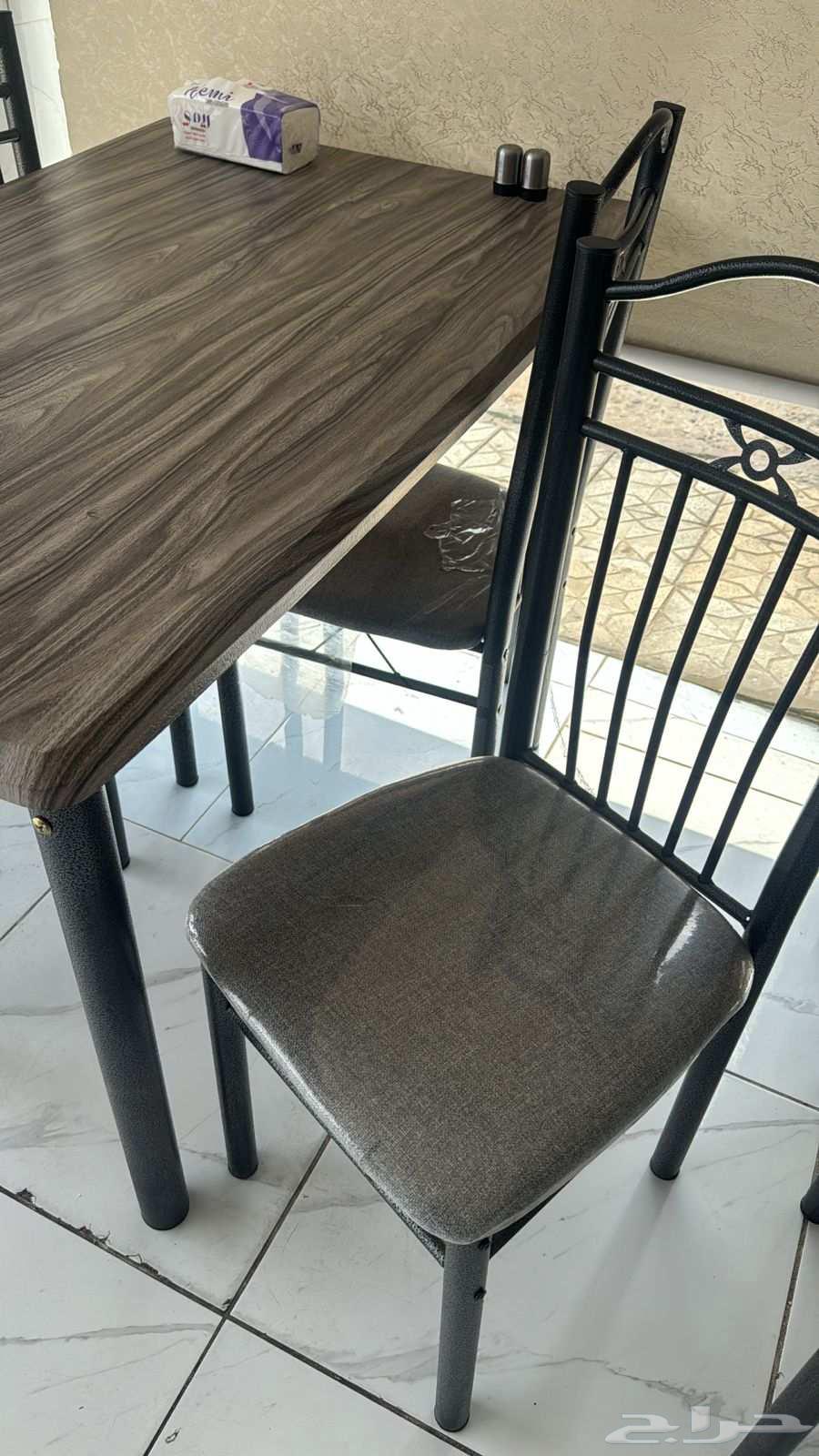 طاوله مع اربع كرسي64566203294465113