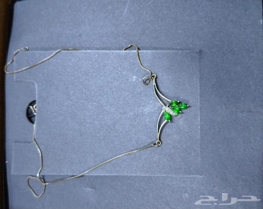 عقد مطعم بحجر كريم64567684531971112