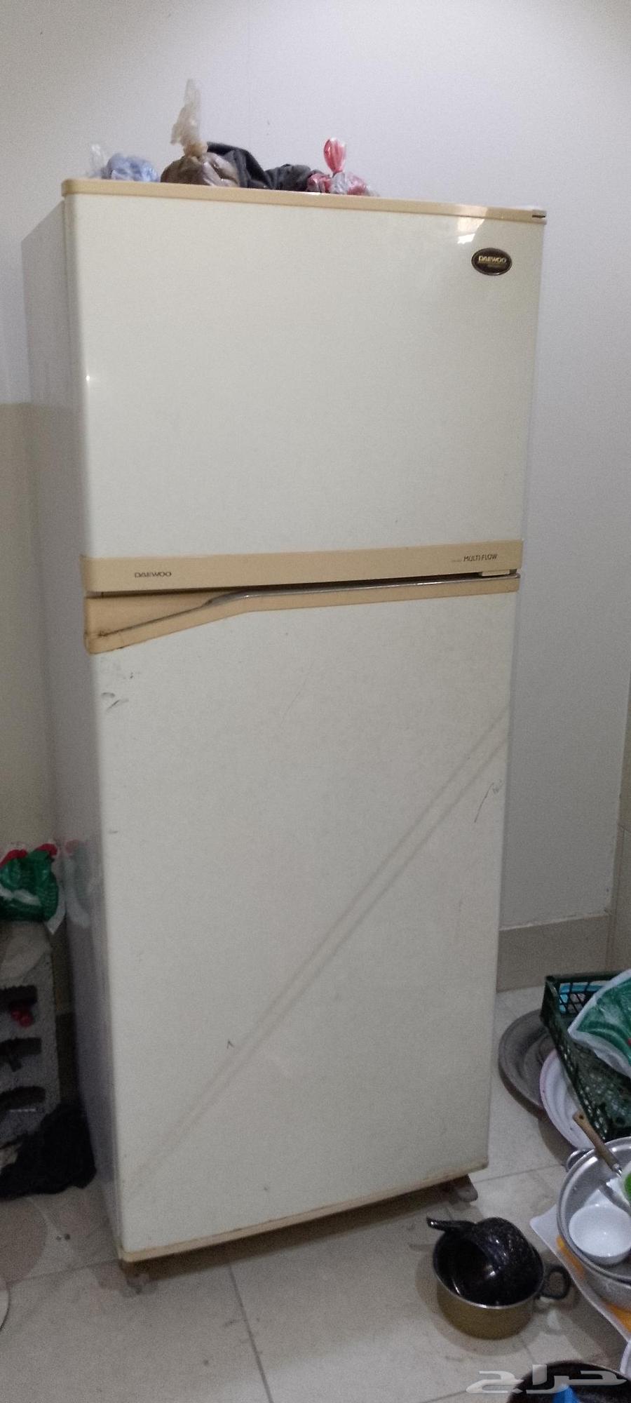 ثلاجه شبه جديد يحتاج لها تصليح فقط64576353615619114