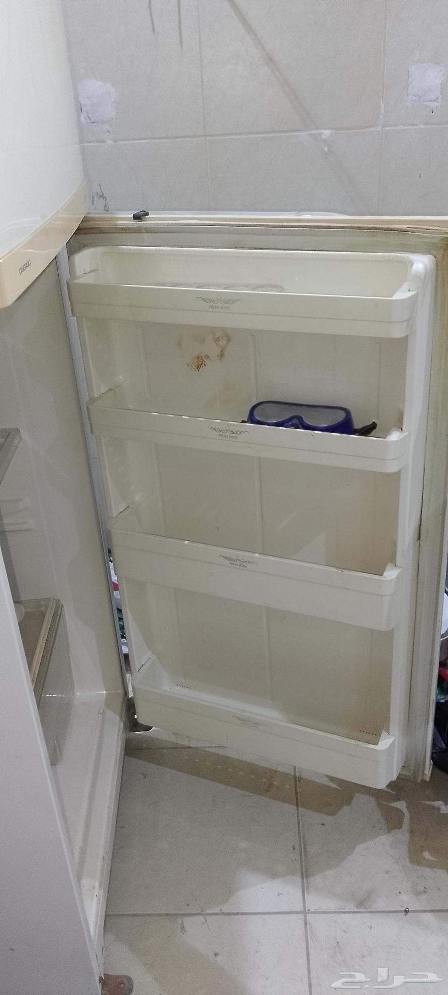 ثلاجه شبه جديد يحتاج لها تصليح فقط64576353615619112