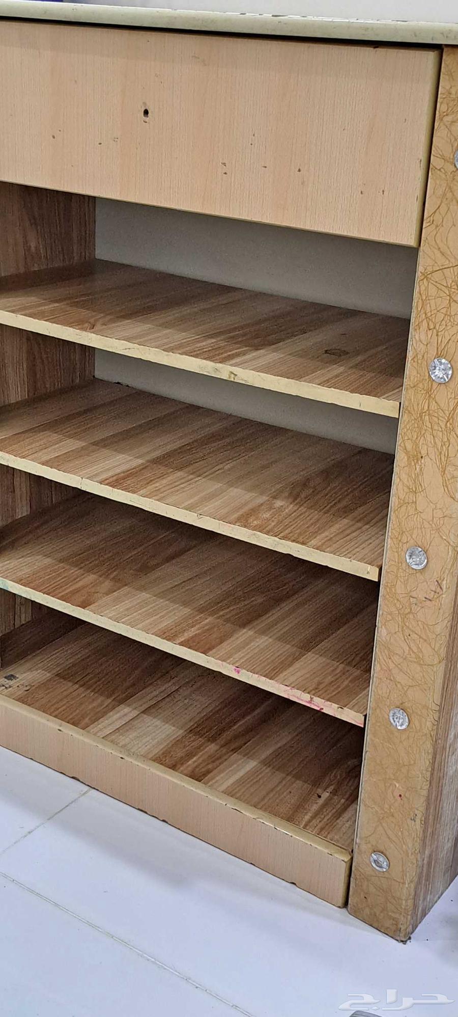 الدولاب نظيف بس عليها شويت حبر ومافيها اي كسر السعر 20064573727051266110