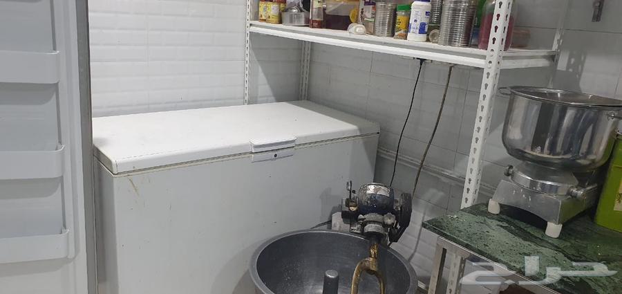 اغراض مطعم ثلاجة و فريزر وماكينة بروستد وجريل وفرن وقلايات64575670993923111