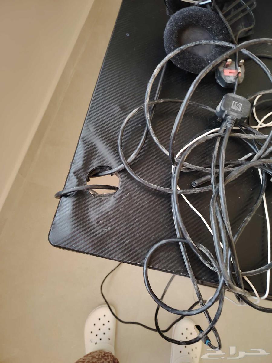 Computer table, oven, and other items64572934974593110