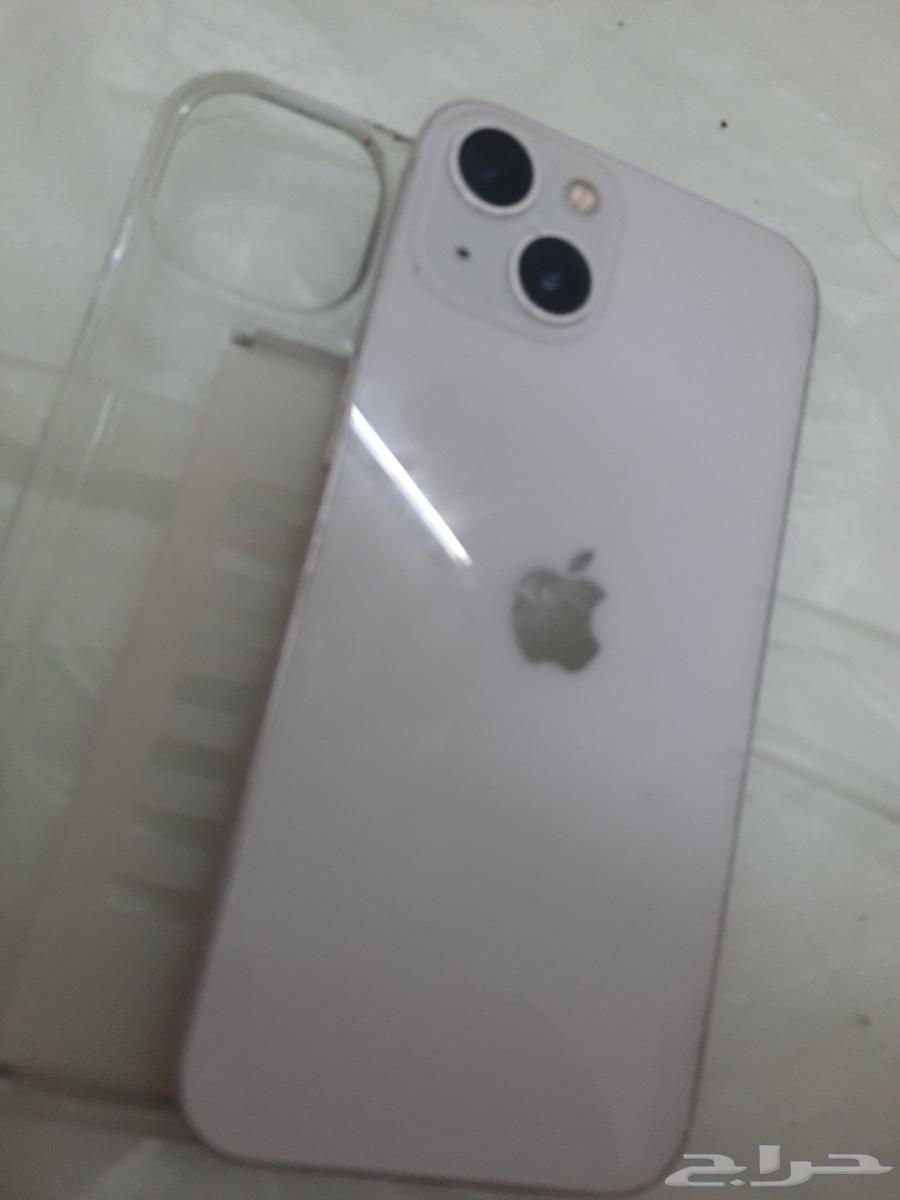 ايفون 13 لون ابيض مايل للوردي معه حمايه64579340866178110