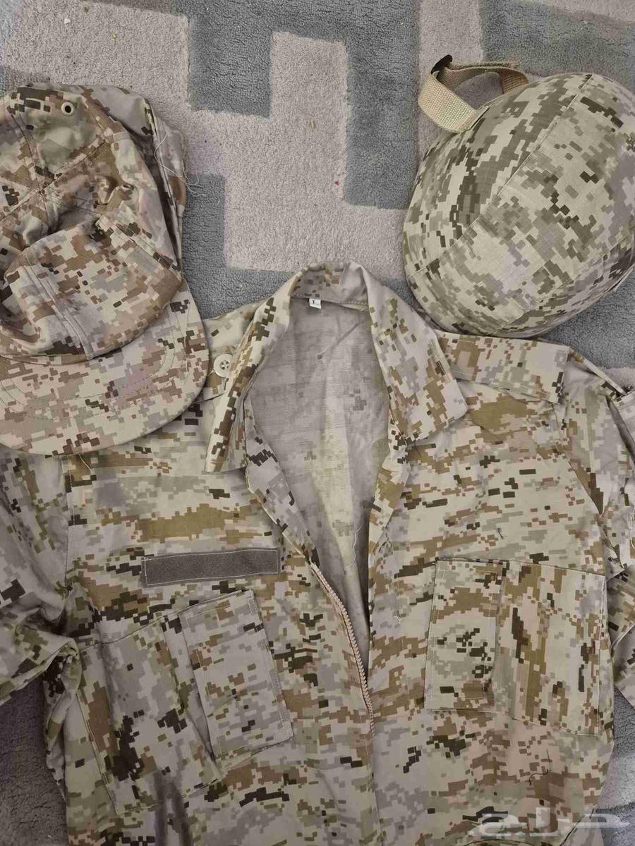 军用连体服，带帽子和头盔64563345137411111