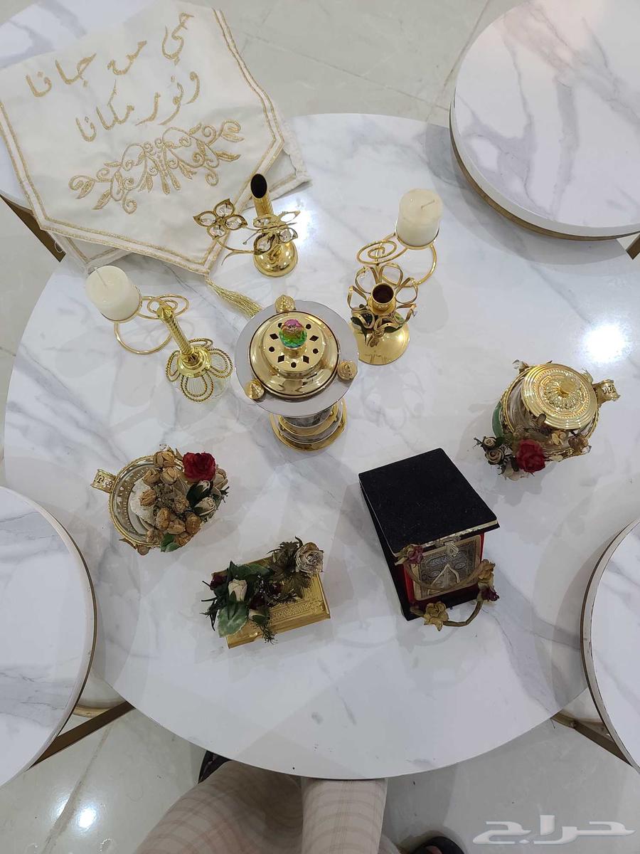 للبيع طقم طاولة مجلس نقشت ليزر واربع طاولات خدمه جديدة فقط ب64575224061057112