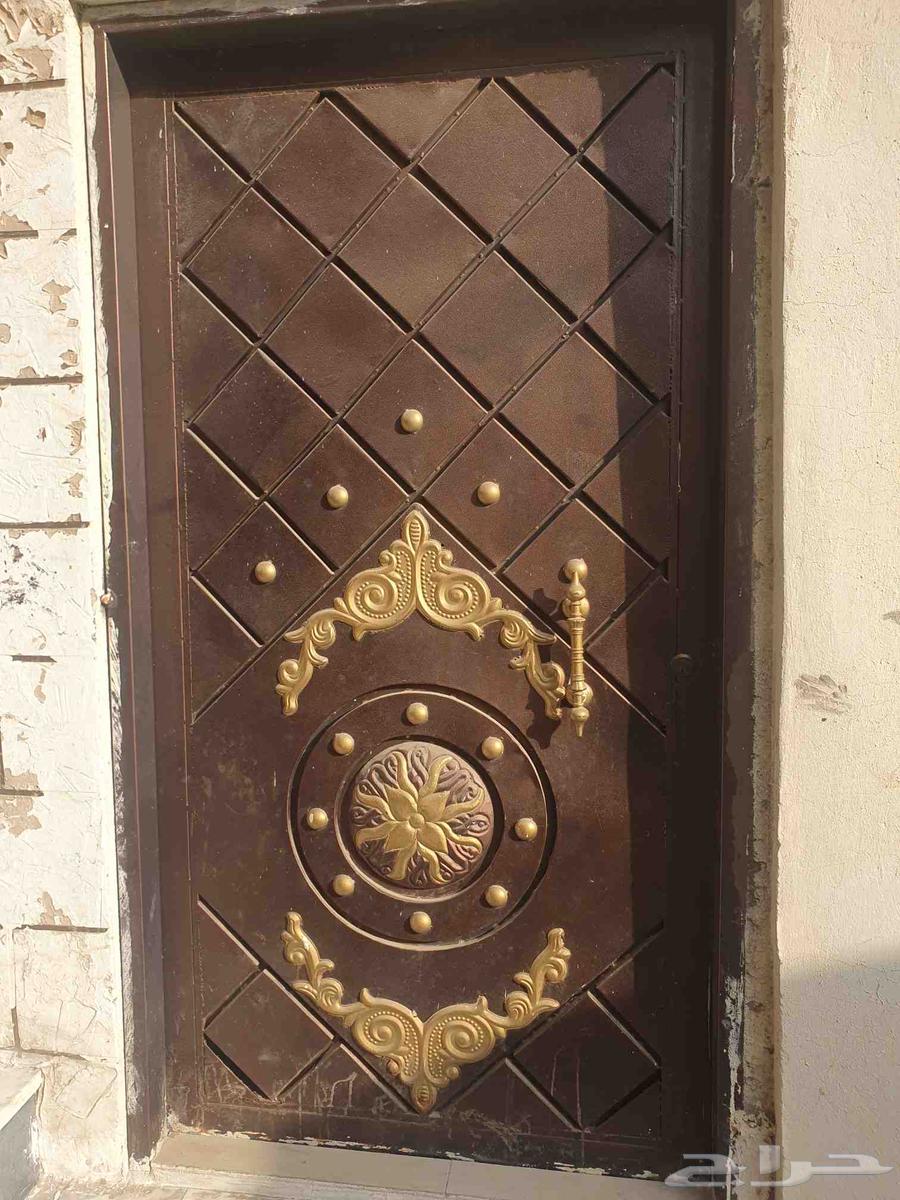 للبيع مستعجل فريزر ومكيف مركزي ومغسلة مع مرايه وباب حديد64573376160259112